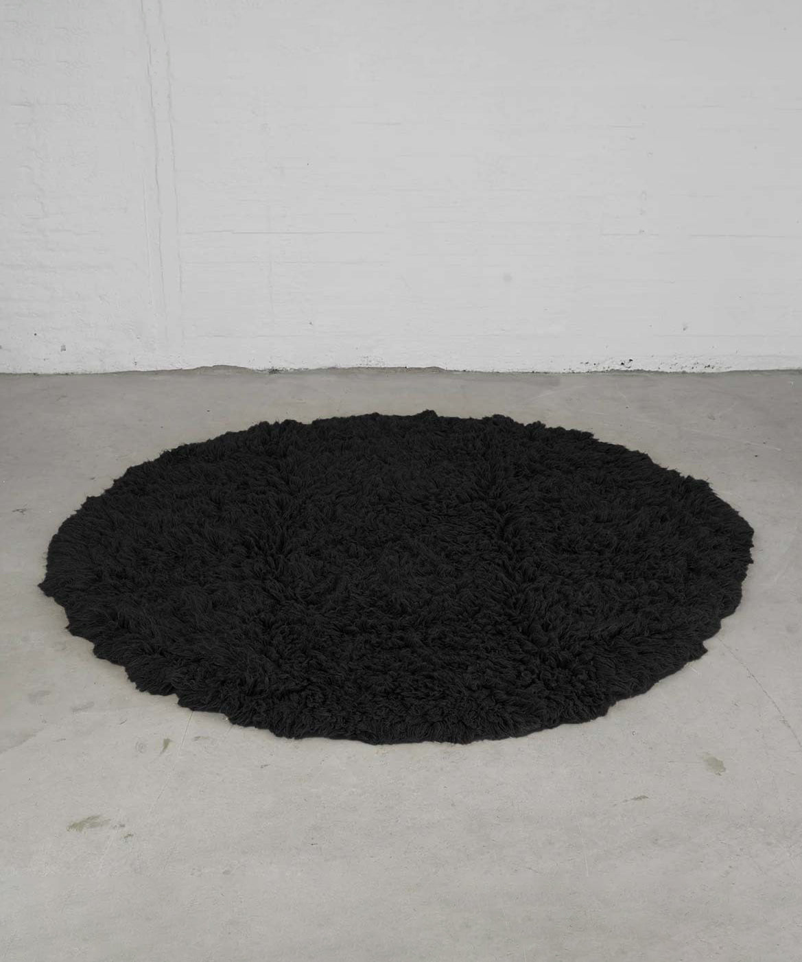 Night Whisperer Rug Round - Black Rock