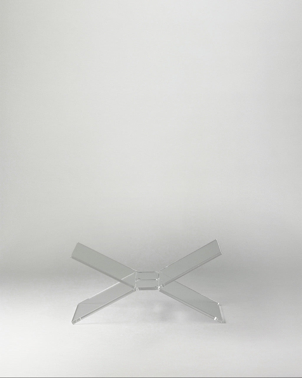 NM Bookstand X Clear – bokstativ i klar akryl